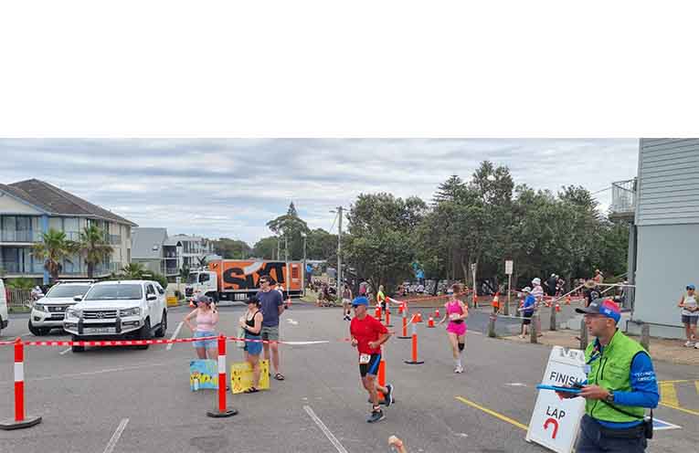 Runners on their final leg, from Bennetts to Jimmys Beach and back. Photo: Thomas O’Keefe.