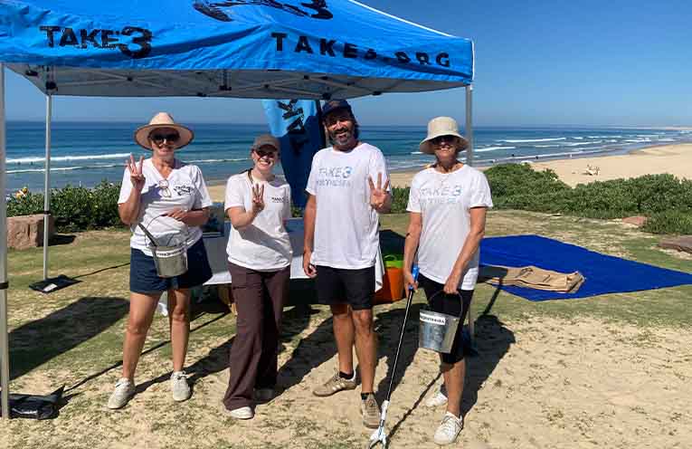 Volunteers and Council join clean-up of Birubi Beach