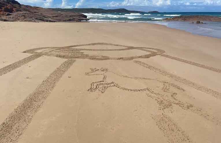 The man turning beaches into temporary galleries