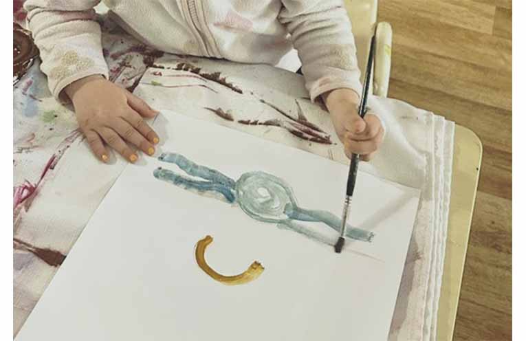 A young artist gets creative with paints for the Art trail evening. Photo; Salamander Early Education Centre.